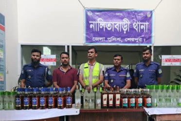 শেরপুরে ভারতীয় মদসহ প্রাইভেটকার জব্দ