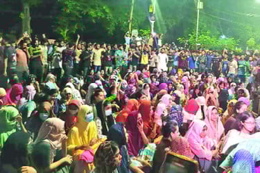 কী হচ্ছে ঢাকা বিশ্ববিদ্যালয়ে