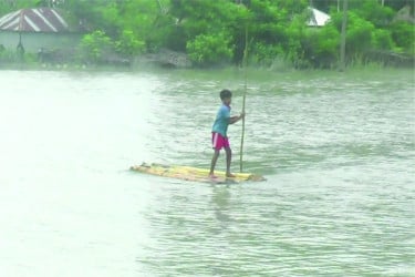 বন্যায় তিস্তাতীরে মানুষের ভোগান্তি