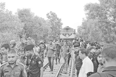 রেলপথ যেন মারণফাঁদ