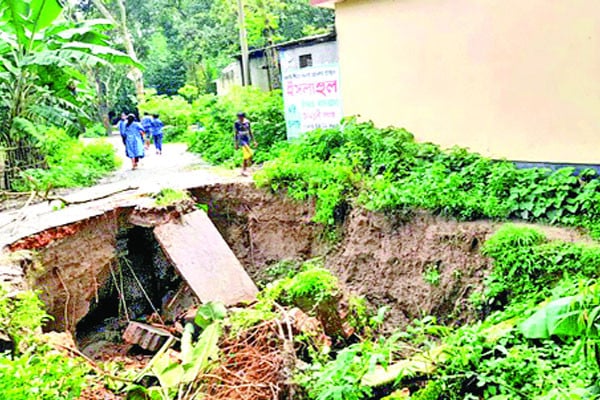 সড়ক ধসে ঝুঁকিতে