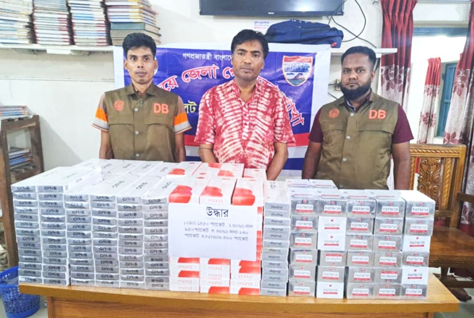 কালনী এক্সপ্রেসে বিদেশি সিগারেটসহ আটক ১
