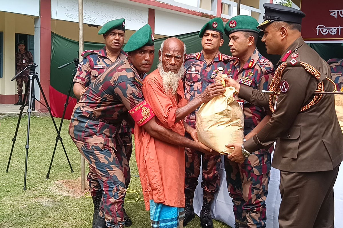 বন্যায় ক্ষতিগ্রস্ত পরিবারের পাশে বিজিবি