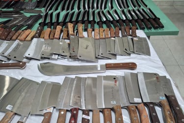 নিউ মার্কেটে ১১০০ সামুরাই ছুরি ও চাপাতি উদ্ধার