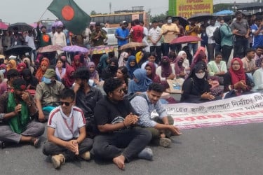 সড়কে রবীন্দ্র বিশ্ববিদ্যালয়ের শিক্ষার্থীদের অবস্থান, ঢাকার সঙ্গে যোগাযোগ বন্ধ