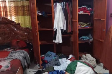 গ্রিল কেটে বাড়িতে ডাকাতি