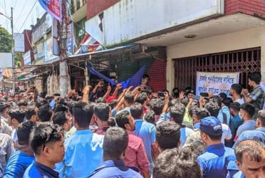 চট্টগ্রামে চাকরিচ্যুত ব্যাংকারদের বিক্ষোভ