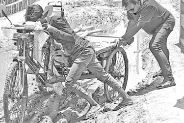 ভোগান্তি ২ কিমি কাঁচা রাস্তায়
