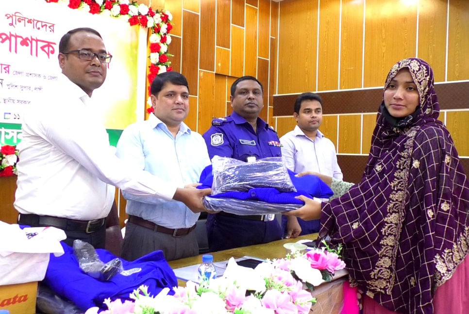 লক্ষ্মীপুরে গ্রাম পুলিশের মাঝে নতুন পোশাক বিতরণ
