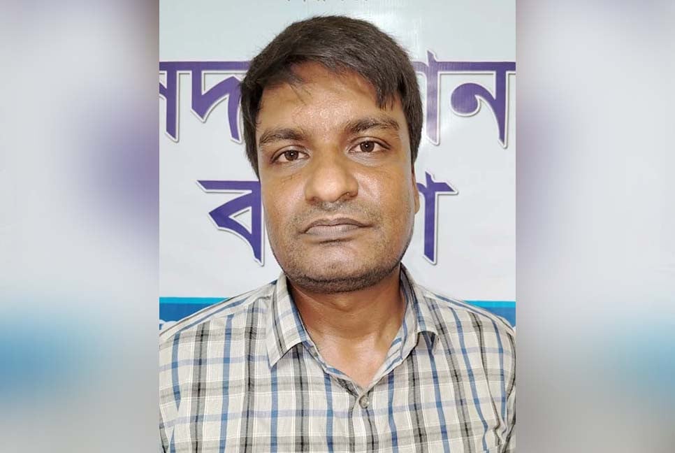 বগুড়ায় বার্মিজ চাকুসহ শিক্ষক আটক