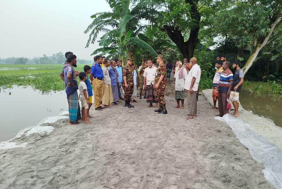 বন্যায় ভেঙে যাওয়া রাস্তা মেরামতে সেনাবাহিনী