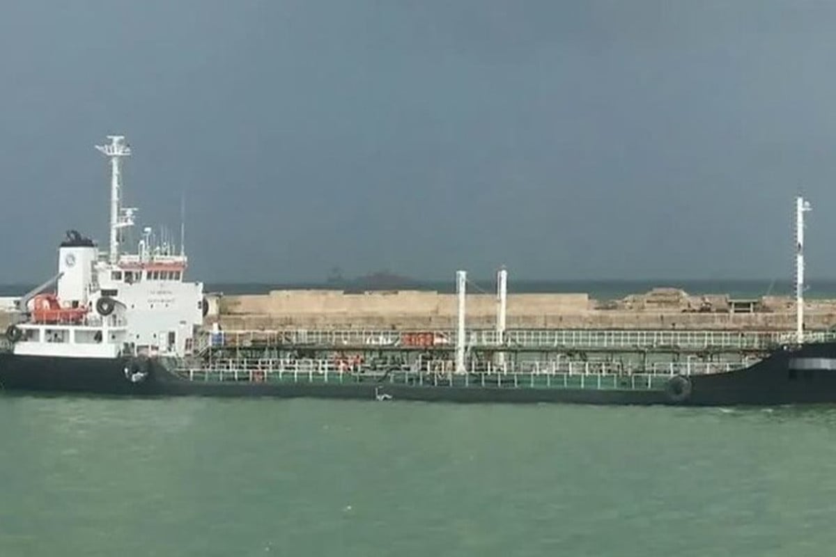 ২০ লাখ লিটার তেলসহ জাহাজ জব্দ করল ইরান