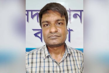 বগুড়ায় বার্মিজ চাকুসহ শিক্ষক আটক