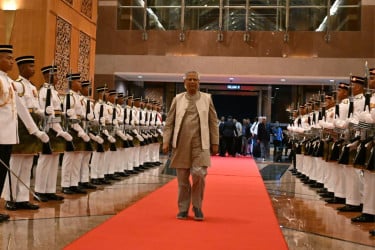 মালয়েশিয়ায় পৌঁছালেন প্রধান উপদেষ্টা