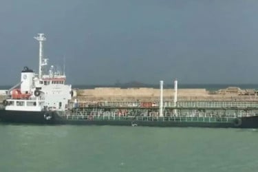১৭ নাবিকসহ জ্বালানিবাহী বিদেশি ট্যাঙ্কার জব্দ করল ইরান