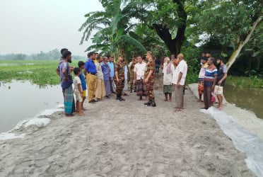 বন্যায় ভেঙে যাওয়া রাস্তা মেরামতে সেনাবাহিনী