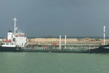 ২০ লাখ লিটার তেলসহ জাহাজ জব্দ করল ইরান