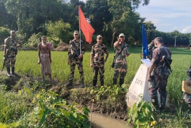ধরে নিয়ে যাওয়ার ৭ ঘণ্টা পর বাংলাদেশিকে ফেরত দিল বিএসএফ
