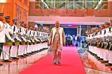 মালয়েশিয়ায় প্রধান উপদেষ্টা, লালগালিচা সংবর্ধনা