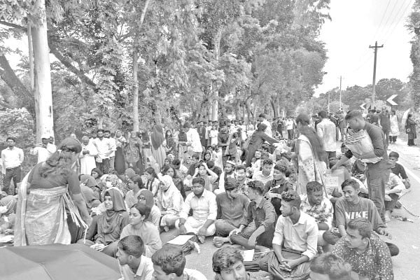 মহাসড়কেই নবীনবরণ