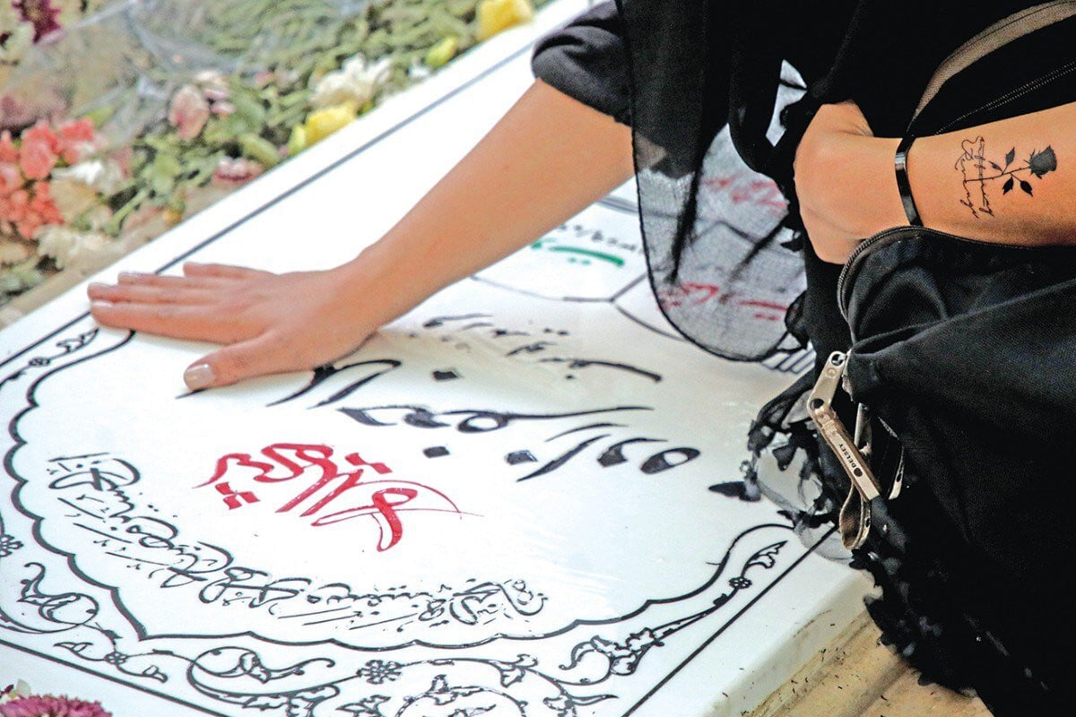 ইরানের যে গোরস্থানে তরুণরা শহিদদের সাথে ‘কথা বলে’