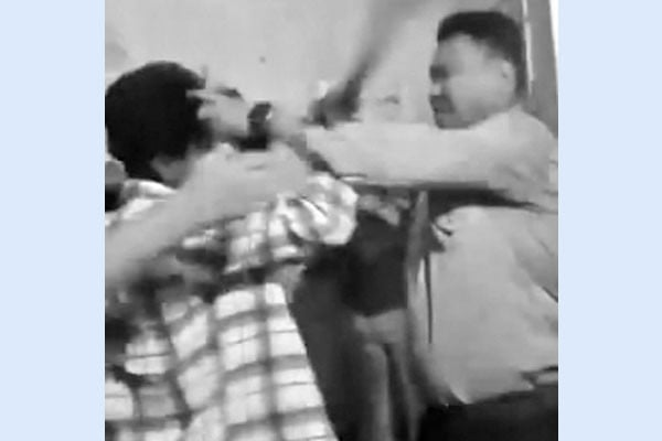 যুবককে পেটানোর ভিডিও ভাইরাল, অভিযোগ ইউএনওর বিরুদ্ধে