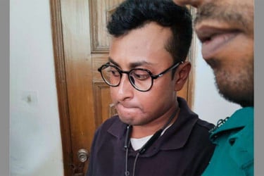 হাইকোর্টে প্রবেশের মুখে ইয়াবা, মদ ও হেরোইনসহ আটক ১