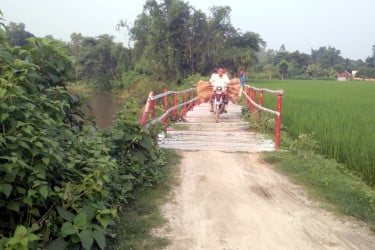 দৃষ্টিনন্দন কাঠের সেতু নির্মাণে কমেছে ভোগান্তি, বাড়ছে দর্শনার্থী