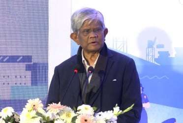 বিপর্যস্ত অর্থনীতি ঘুরে দাঁড়ালেও বেসরকারি খাতে আস্থার সংকট রয়েছে : অর্থ উপদেষ্টা