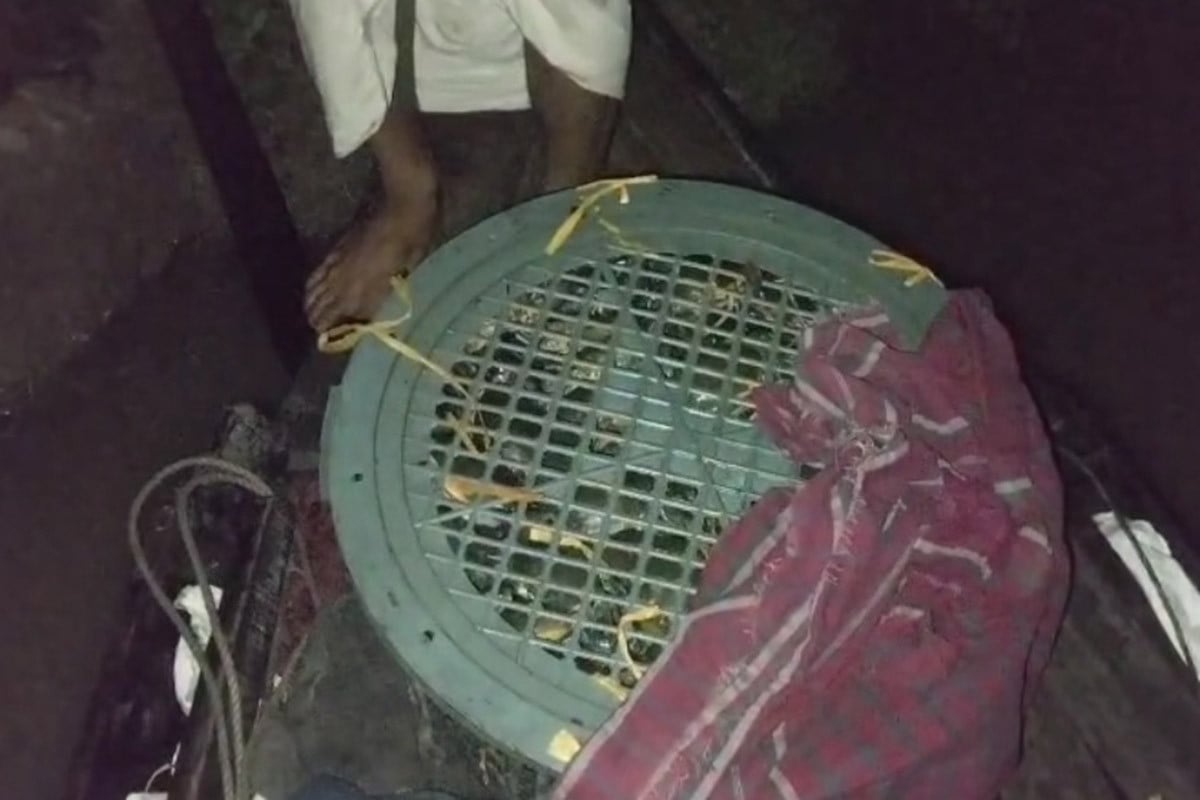 কাঁকড়ার নৌকায় চাঁদাবাজি, পুলিশে দেওয়া চাঁদাবাজকে ছেড়ে দেয়ার অভিযোগ