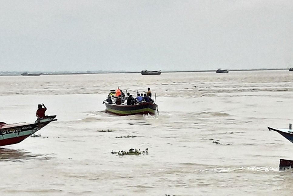 চাঁদপুরে ঝুঁকি নিয়ে পদ্মা-মেঘনায় যাত্রী পারাপার