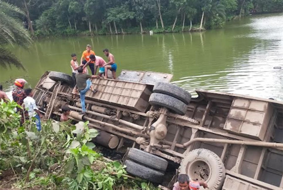 ঝিনাইদহে বাস উল্টে পুকুরে, আহত ১০