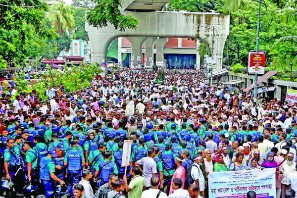 রাস্তা বন্ধ করে শিক্ষকদের সমাবেশ, আলটিমেটাম