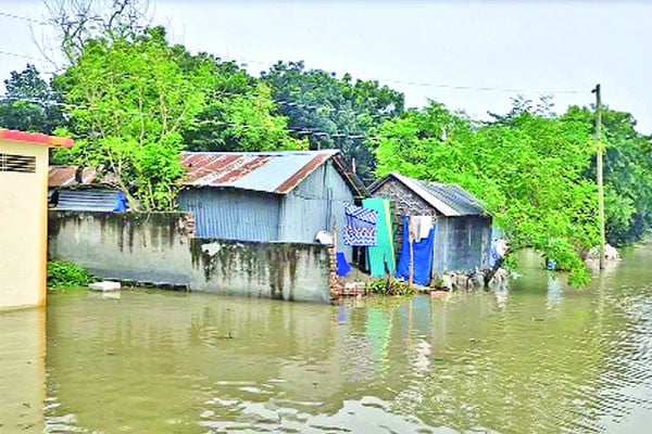 বিপৎসীমার ওপরে তিস্তা তলাচ্ছে বিস্তীর্ণ এলাকা