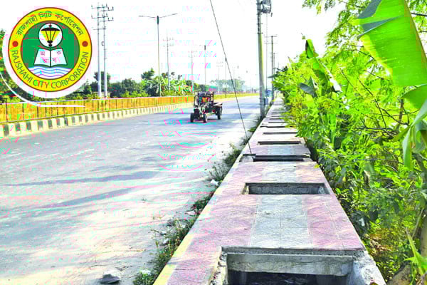 স্লাবহীন ড্রেনে ঘটছে দুর্ঘটনা