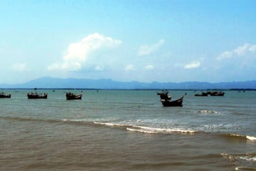 ৫ জেলেকে ধরে নিয়ে গেল আরাকান আর্মি