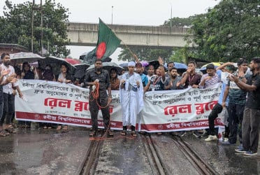 সিরাজগঞ্জে রেলপথ অবরোধ, ঢাকার সঙ্গে যোগাযোগ বন্ধ