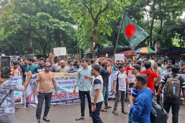 ৩ দাবিতে প্রবাসী কল্যাণ ভবন ঘেরাও দক্ষিণ কোরিয়া গমনেচ্ছুদের