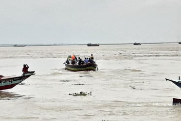 চাঁদপুরে ঝুঁকি নিয়ে পদ্মা-মেঘনায় যাত্রী পারাপার