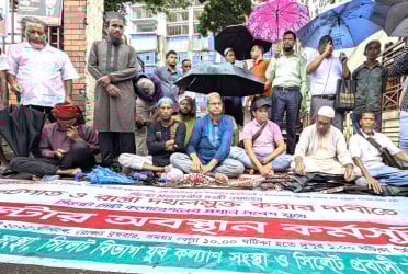 নগরভবনের ফটক ঘেরাও করে ফুটপাত দখলমুক্তের দাবি