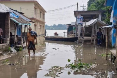 চাঁপাইনবাবগঞ্জে পদ্মার পানি বৃদ্ধি, হাজারো পরিবার পানিবন্দী