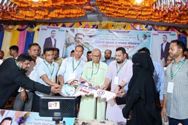 দুই শিশুসহ তিনজনকে চিকিৎসা সহায়তা ও এক পরিবারকে অটোরিকশা দিলেন তারেক রহমান