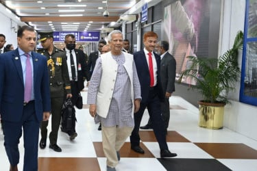 মালয়েশিয়া সফর শেষে দেশে ফিরলেন প্রধান উপদেষ্টা