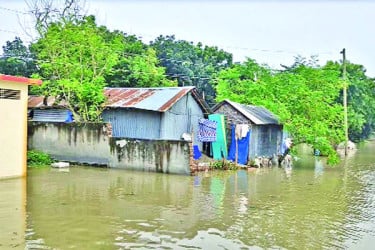 বিপৎসীমার ওপরে তিস্তা তলাচ্ছে বিস্তীর্ণ এলাকা