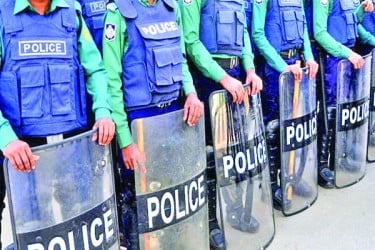 পুলিশের পোশাকে লোকদের হিন্দিতে কথা বলতে শুনি