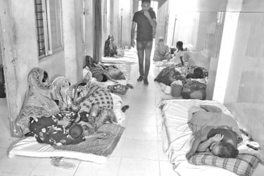 ঘরে ঘরে জ্বরে আক্রান্ত