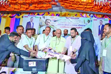 দুই শিশুকে চিকিৎসা সহায়তা ও অটোরিকশা দিলেন তারেক রহমান