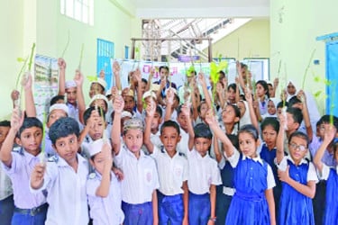 খুদে শিক্ষার্থীদের মাঝে গাছের চারা বিতরণ করল