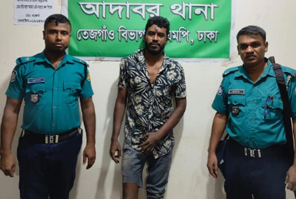 রাজধানীতে বাসে অগ্নিসংযোগের চেষ্টা, যুবক আটক