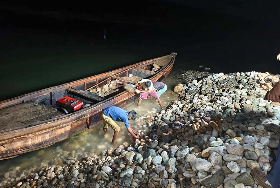 সাদাপাথরে বিছিয়ে দেওয়া হলো জব্দকৃত ১২ হাজার ঘনফুট পাথর